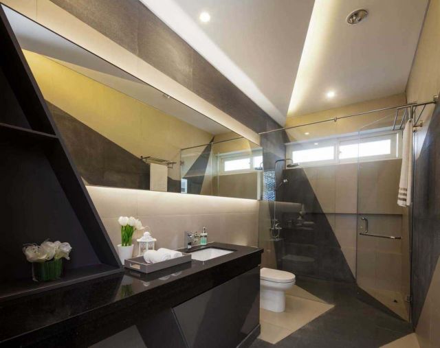 Cermin kamar mandi frameless di B+M House oleh DP+HS Architects