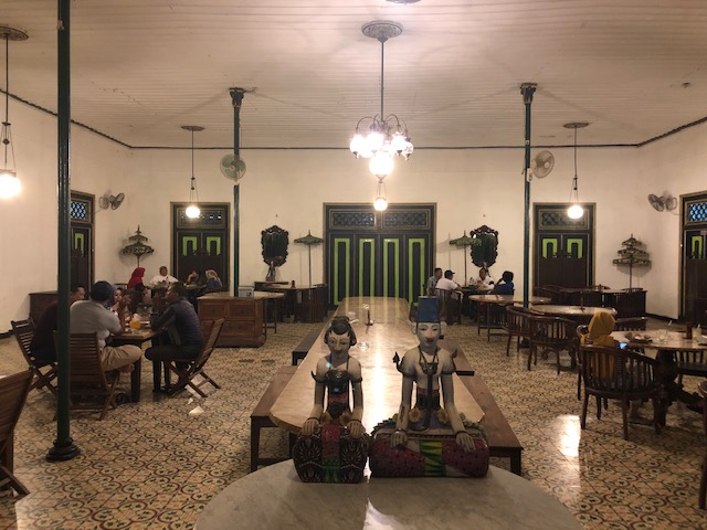 Pendopo nDalem Resto, Warung Angkringan dengan Nuansa ala Kraton. Menunya Jogja Banget Lho!