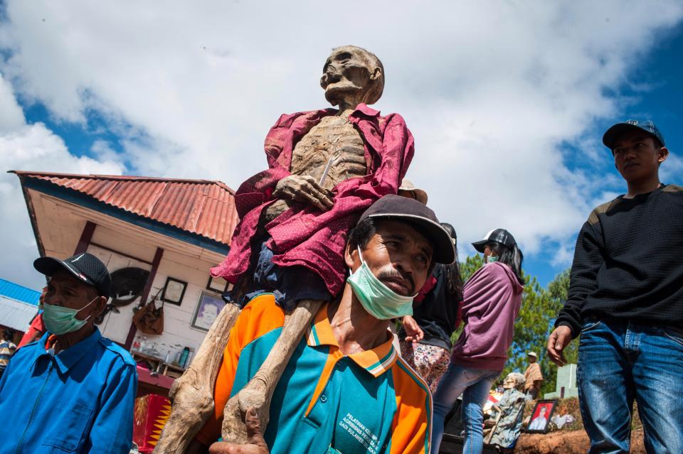 Mayat Berjalan dalam Ritual Ma’nene Toraja. Makam Ratusan Tahun Dibongkar Lagi, Jenazah Diganti Baju