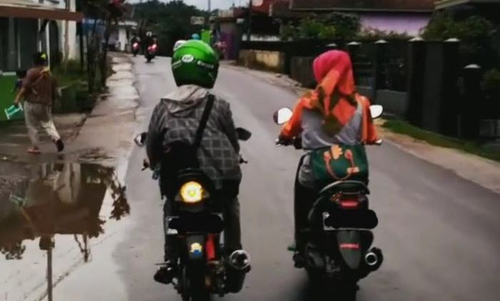 8 Pengendara Motor yang Harusnya Melata Aja daripada Membahayakan Nyawa Orang Lain. SIM Nembak, Ya?