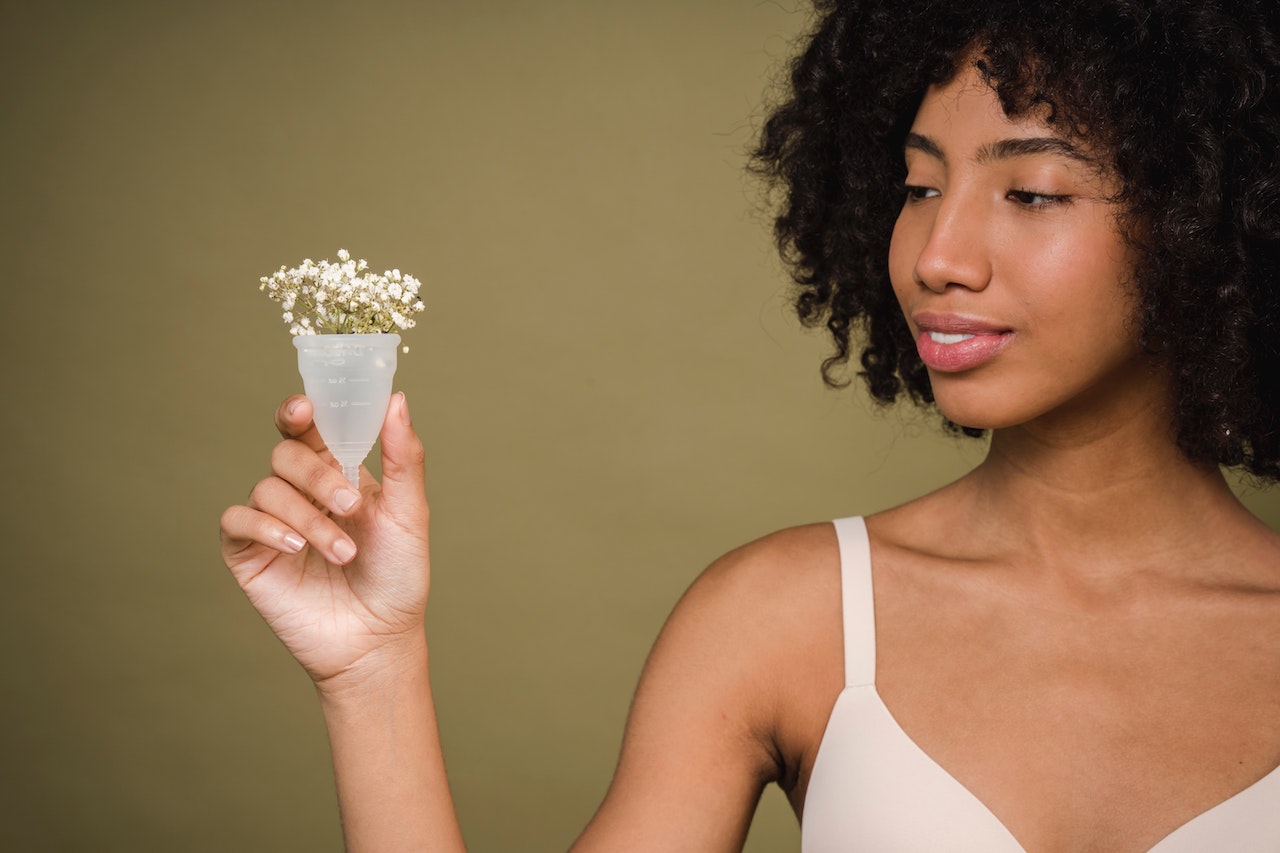 Cek 5 Hal ini Sebelum Coba Beli dan Pakai Menstrual Cup, Biar Nyaman dan Nggak Grogi Lagi