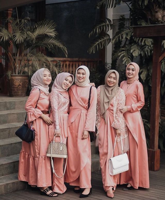 model baju bridesmaid satin