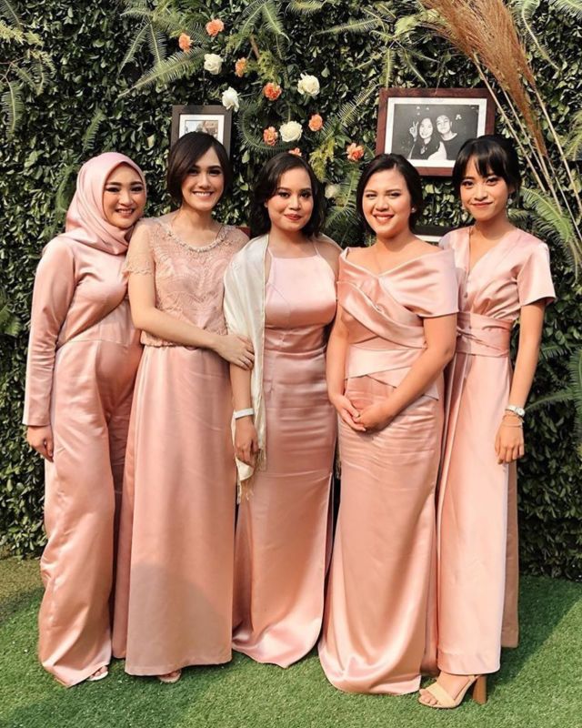 model baju bridesmaid satin