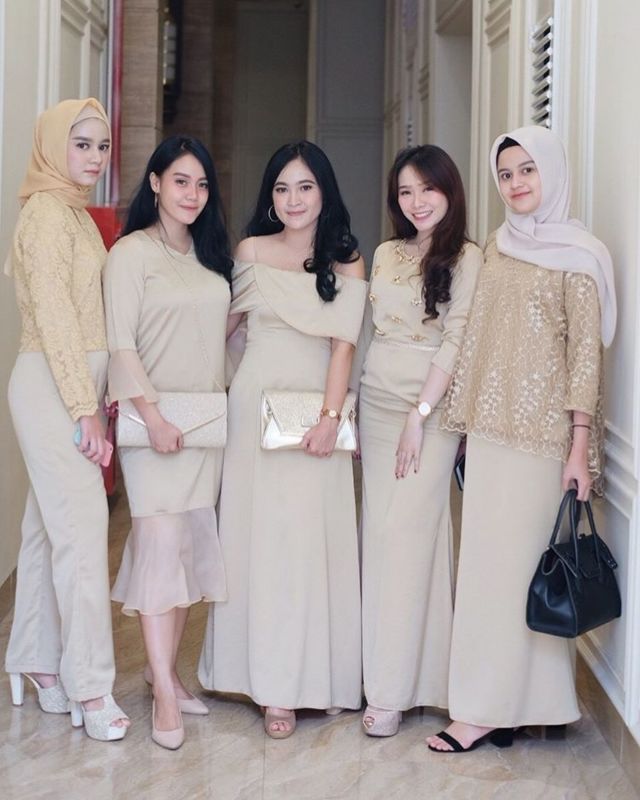 model baju bridesmaid satin