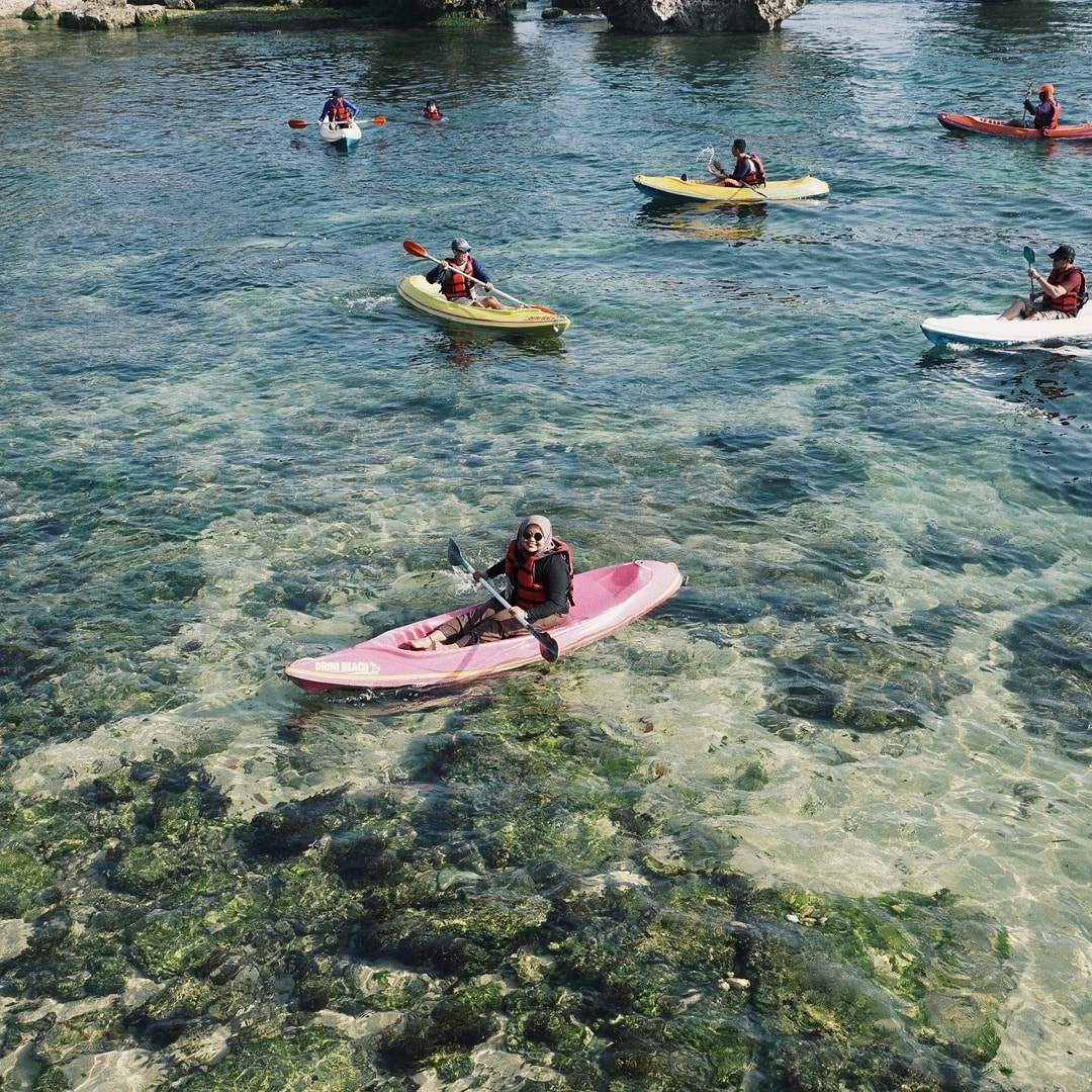 Sensasi Naik Kano di Pantai Drini Gunungkidul yang Seru Abis. Kamu Harus Cobain  Deh!