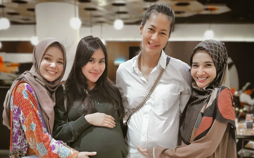 Bertemu Syahnaz dan Paula, Zaskia Sungkar dan Dewi Sandra Berharap “Ketularan” Hamil