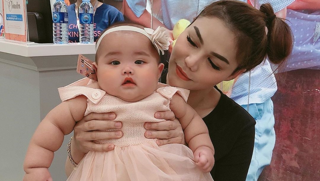 Gemes Banget! Ikut DJ Katty Butterfly Mukbang, Mimik Wajah sang Anak Justru Curi Perhatian