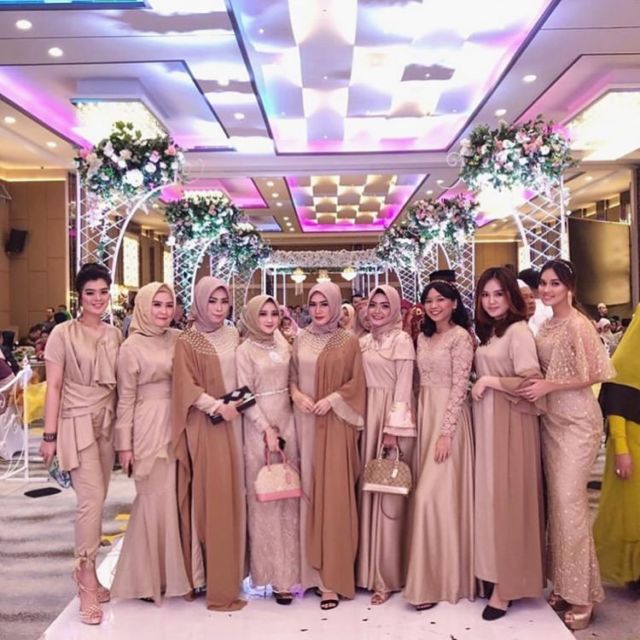 model baju bridesmaid satin