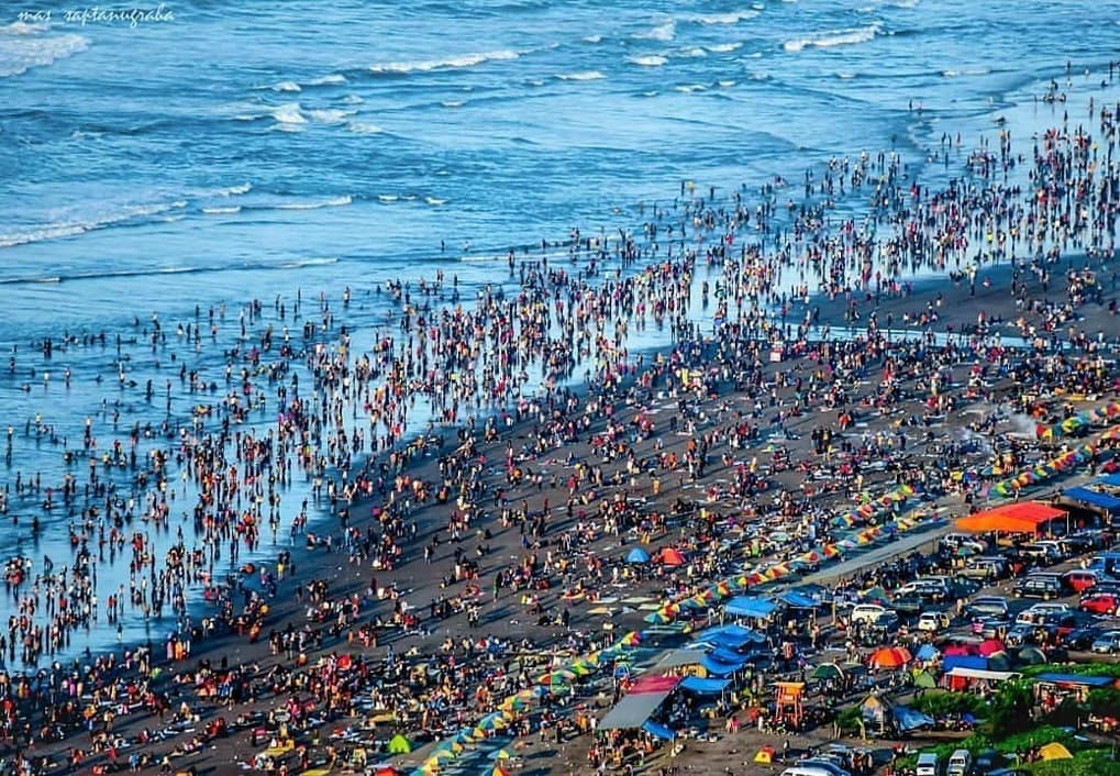 Potret Ramainya Wisatawan yang Berlibur ke Jogja. Pantai Parangtritis Jadi Lautan Manusia!