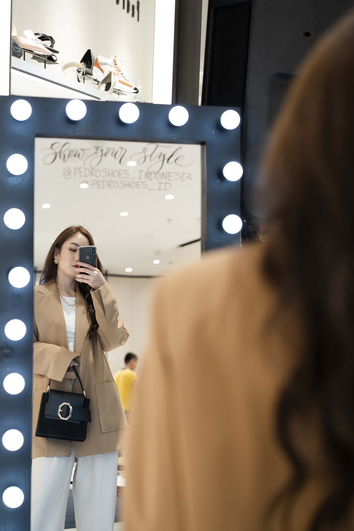 Biar Nggak Salah Gaya, Ini 4 Tips Mirror Selfie OOTD untuk Ekspresikan Diri