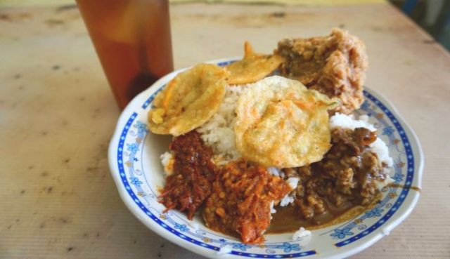 10 Rekomendasi Tempat Makan Murah di Malang. Nggak Sampai 20 Ribu, Perut Udah Kenyang!