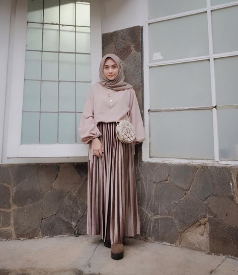 10 Outfit Kondangan Hijab yang Kece Aman Naik Motor