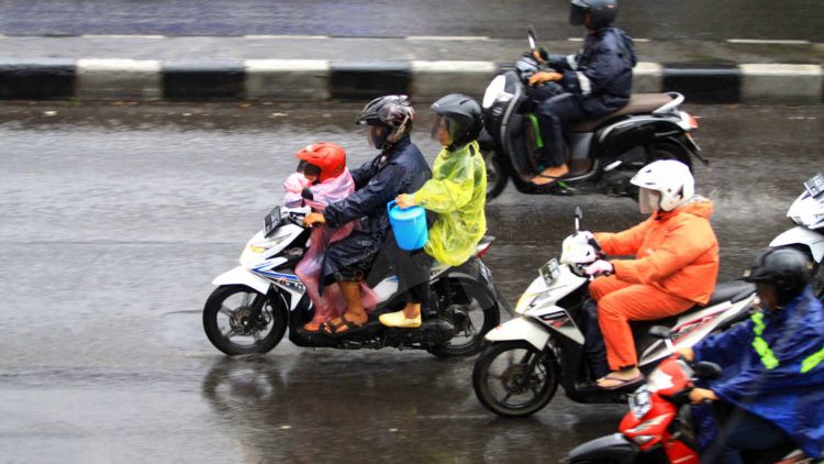 Habis Kehujanan, Lakukan 6 Hal ini Biar Badanmu Tetap Fit. Musim Hujan Rentan Bawa Penyakit!