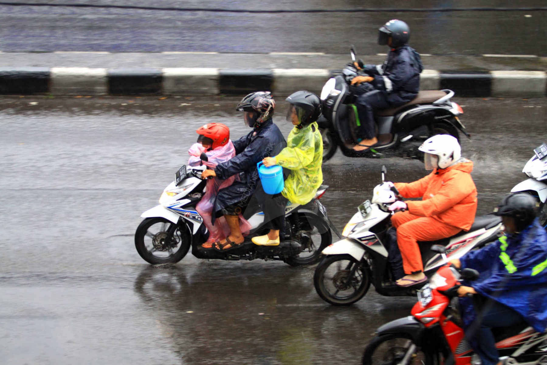 Habis Kehujanan, Lakukan 6 Hal ini Biar Badanmu Tetap Fit. Musim Hujan Rentan Bawa Penyakit!