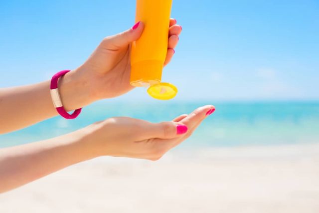 menggunakan sunscreen