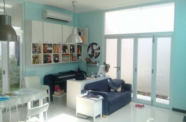 Ruang keluarga warna biru turquoise, hunian Compact House oleh RQT8 