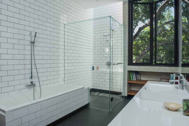 Cara mudah menampilkan gaya vintage dengan subway tiles di House 1 karya Tamara Wibowo 