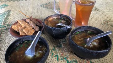 Soto Batok Mbah Katro, Sarapan Unik di Sleman dengan Pemandangan Sawah. Rasa Sotonya Maknyuss!