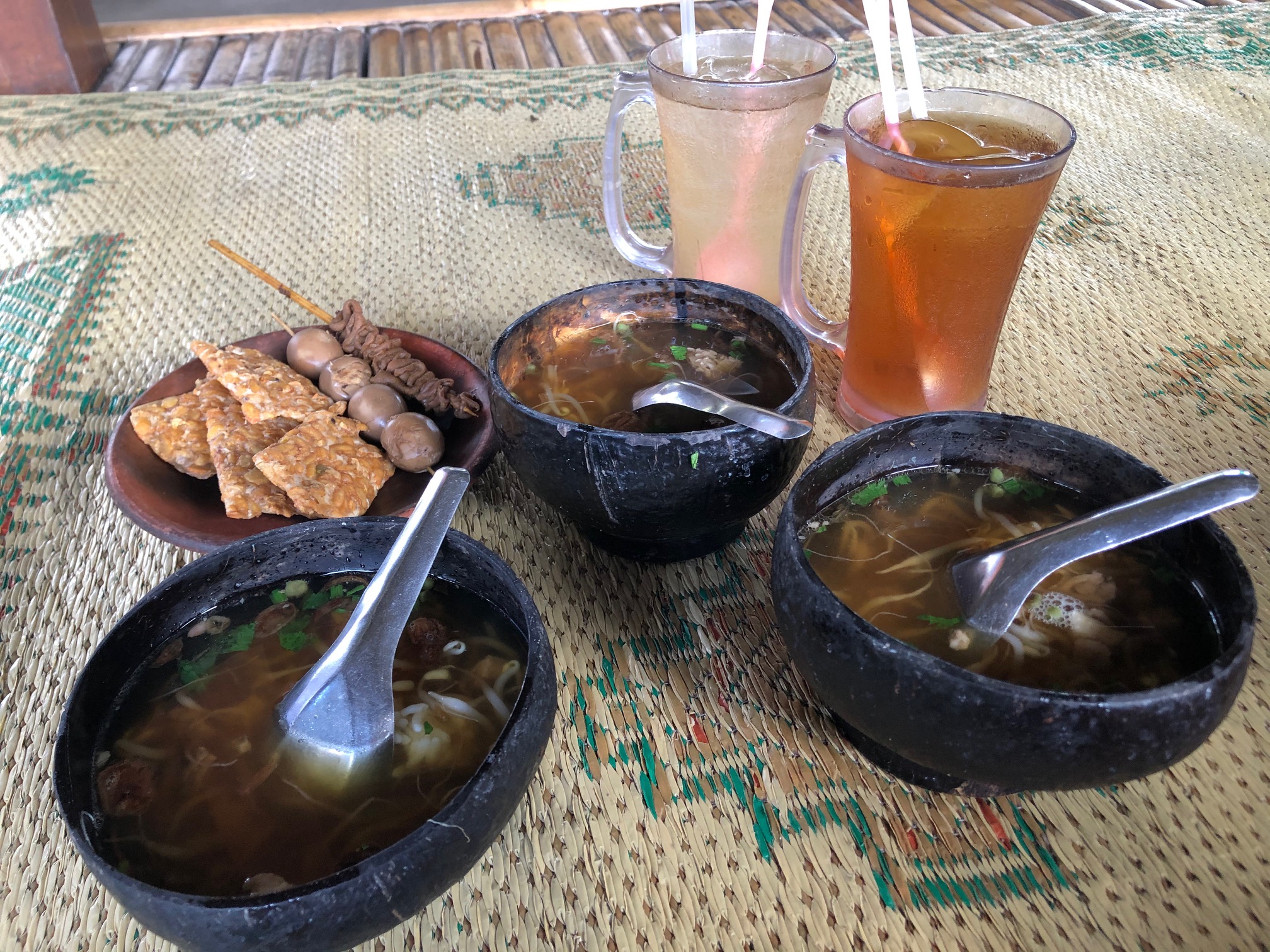 Soto Batok Mbah Katro, Sarapan Unik di Sleman dengan Pemandangan Sawah. Rasa Sotonya Maknyuss!