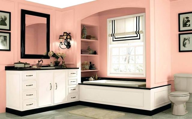 Kamar mandi desain pink dan putih yang manis 