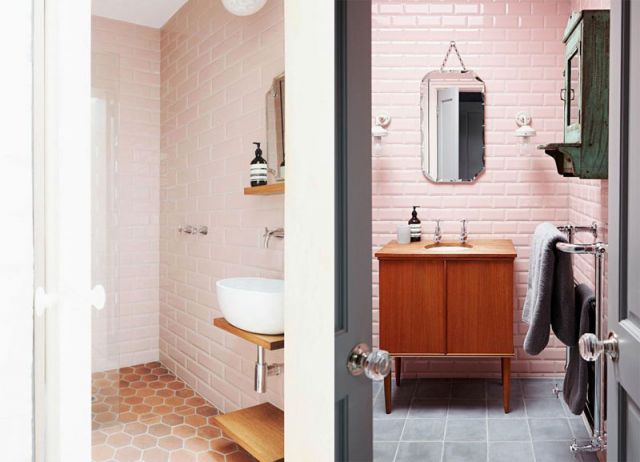 Kamar mandi pink bernuansa rustic dengan kayu 