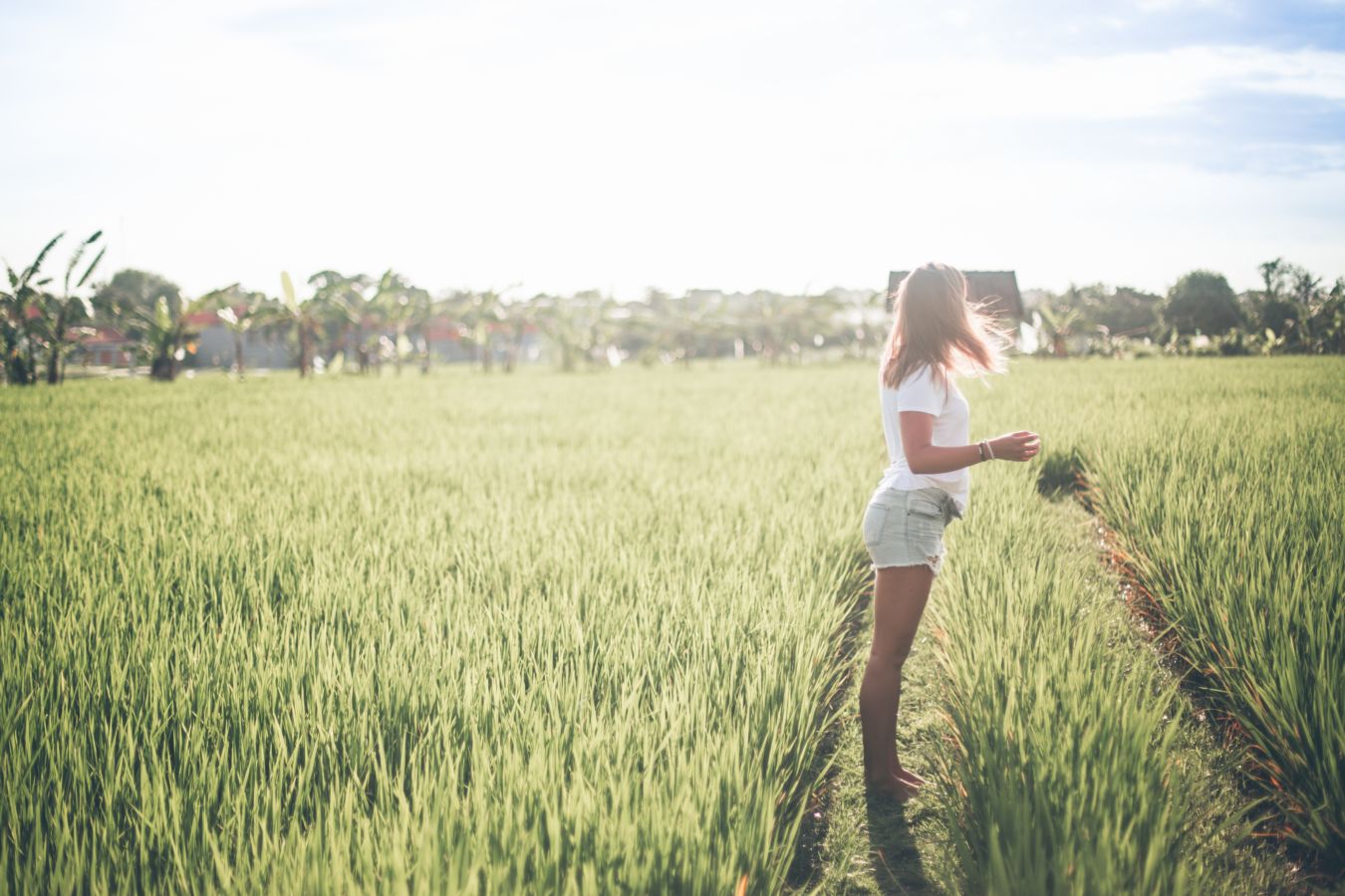 5 Cara Alami Tingkatkan Hormon Serotonin yang Bikin Mood Membaik. Bahagia Terus Seharian!