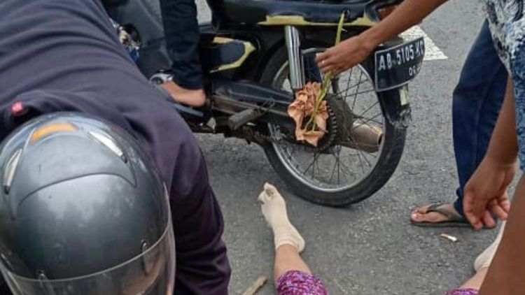 Rok Panjangnya Tersangkut di Gir Motor, Seorang Ibu Paruh Baya Tewas. Yuk Lebih Berhati-hati