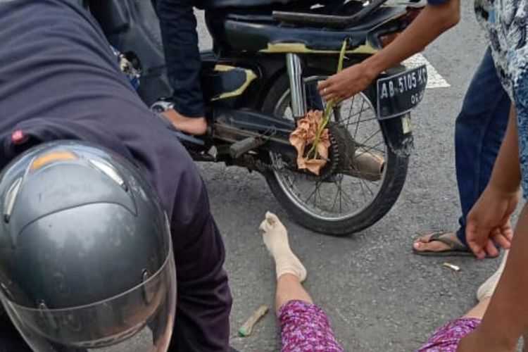 Rok Panjangnya Tersangkut di Gir Motor, Seorang Ibu Paruh Baya Tewas. Yuk Lebih Berhati-hati