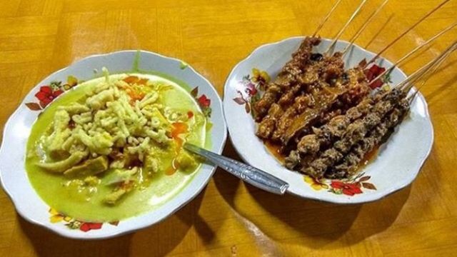 Sate Blengong dan Kupat Glabed