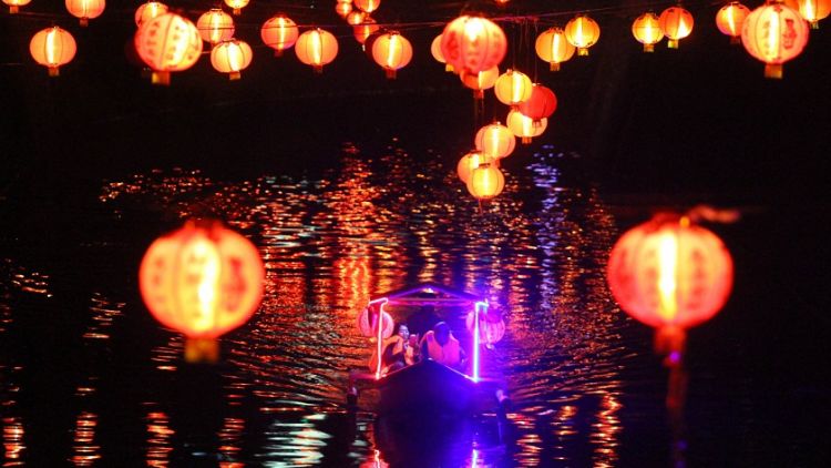 Kali Pepe Solo yang Gemerlap Saat Menjelang Imlek. Naik Perahu dengan Lampion yang Romantis!