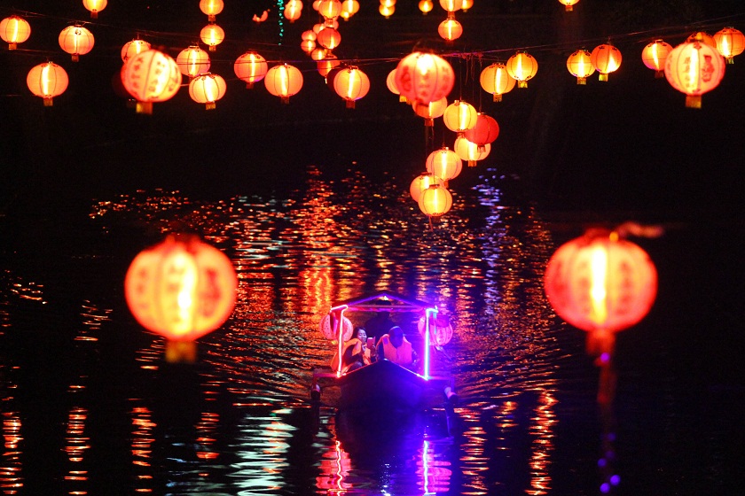 Kali Pepe Solo yang Gemerlap Saat Menjelang Imlek. Naik Perahu dengan Lampion yang Romantis!