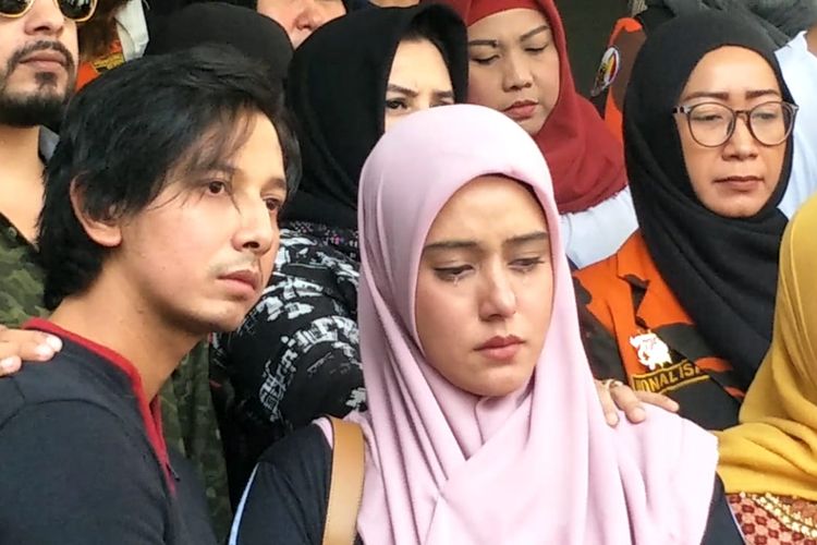 Berkali-kali Ditanya tentang Organ Intim, Fairuz A Rafiq Pingsan Saat Sidang Kasus Ikan Asin