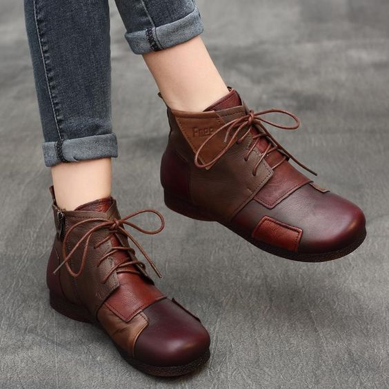 10 Model Boots Cewek yang Realistis Buat Dipakai Jalan atau Foto OOTD. Kece Semua!