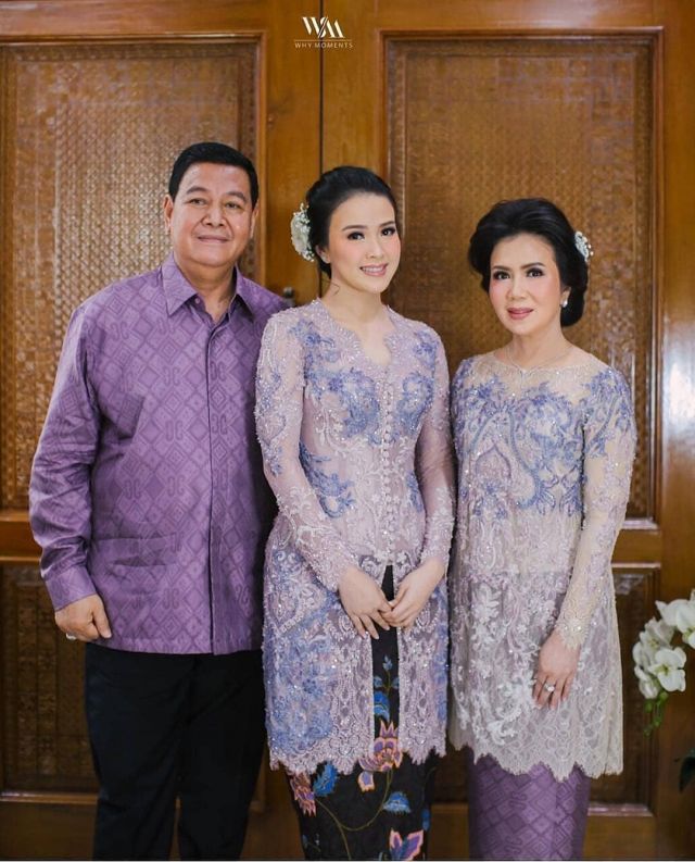 10 Ide Kebaya Warna Ungu Muda untuk Lamaran. Pencinta Ungu, Merapat Sini!