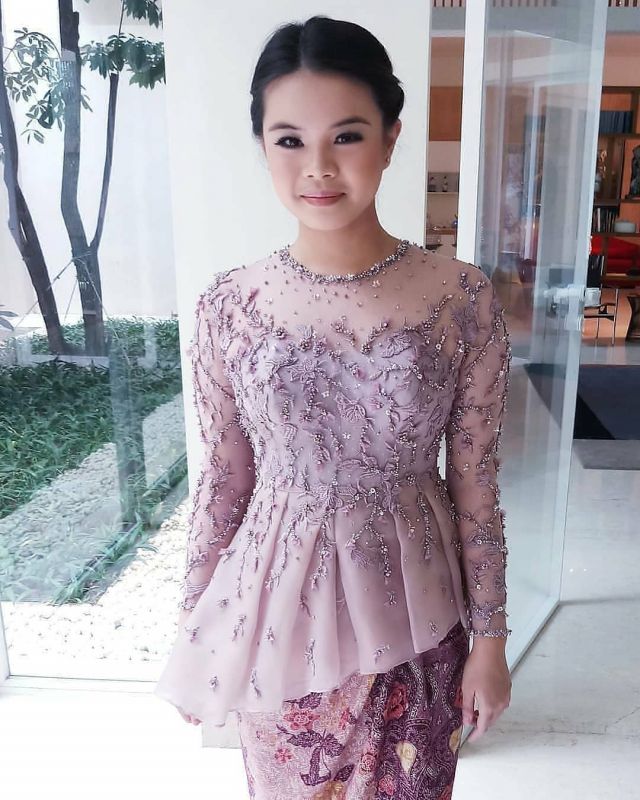 10 Ide Kebaya Warna Ungu Muda untuk Lamaran. Pencinta Ungu, Merapat Sini!