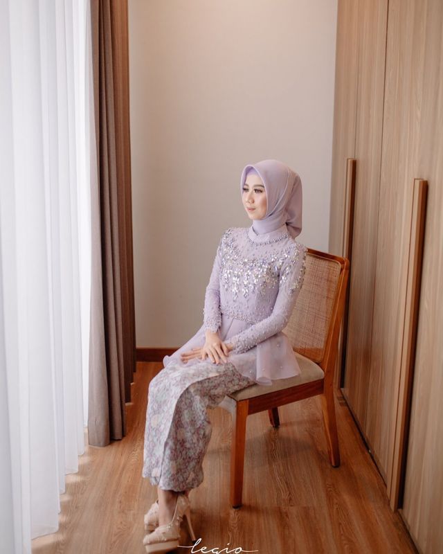 10 Ide Kebaya Warna Ungu Muda untuk Lamaran. Pencinta Ungu, Merapat Sini!