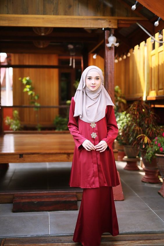 kebaya maroon hijab