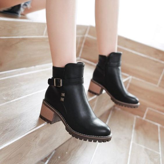 10 Model Boots Cewek yang Realistis Buat Dipakai Jalan atau Foto OOTD. Kece Semua!