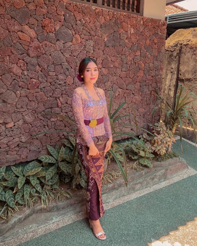 10 Ide Kebaya Warna Ungu Muda untuk Lamaran. Pencinta Ungu, Merapat Sini!