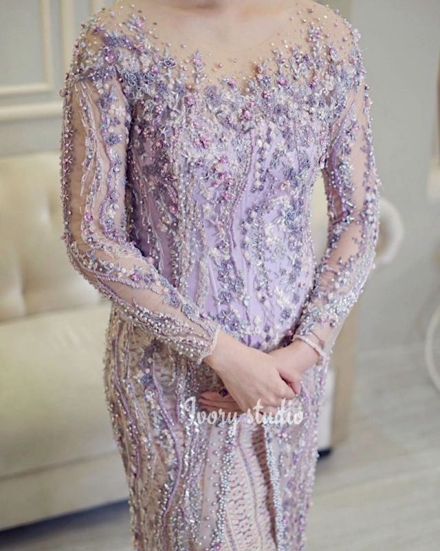 10 Ide Kebaya Warna Ungu Muda untuk Lamaran. Pencinta Ungu, Merapat Sini!