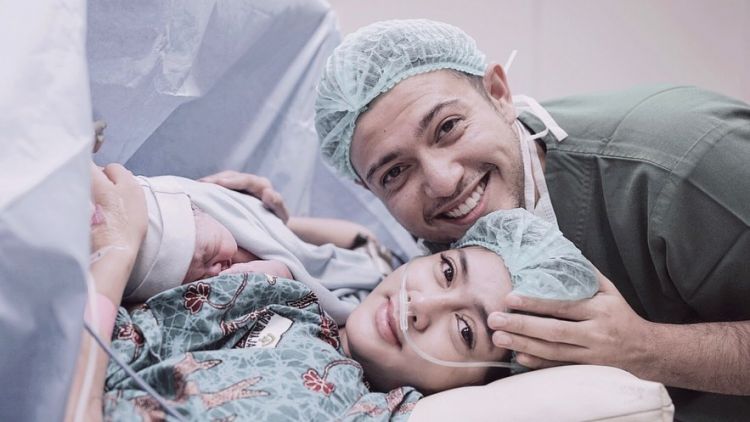 Istri Rifky Balweel Lahiran Saat Tahun Baru, sang Bayi Ternyata Udah Punya Dua Gigi!