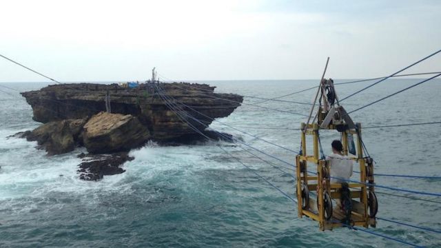 Kereta Gantung di Pantai Timang