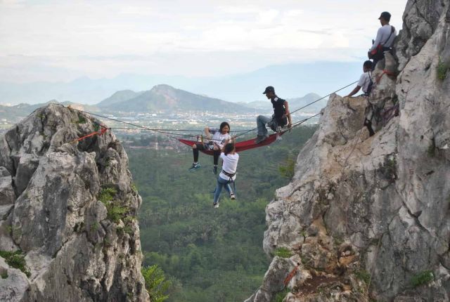 Menikmati Puncak Citatah dengan Hammock