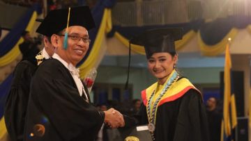 Dulu Terjaring Satpol PP Saat Jadi Pengamen, Kini Noviana Jadi Wisudawan Terbaik Universitas Airlangga