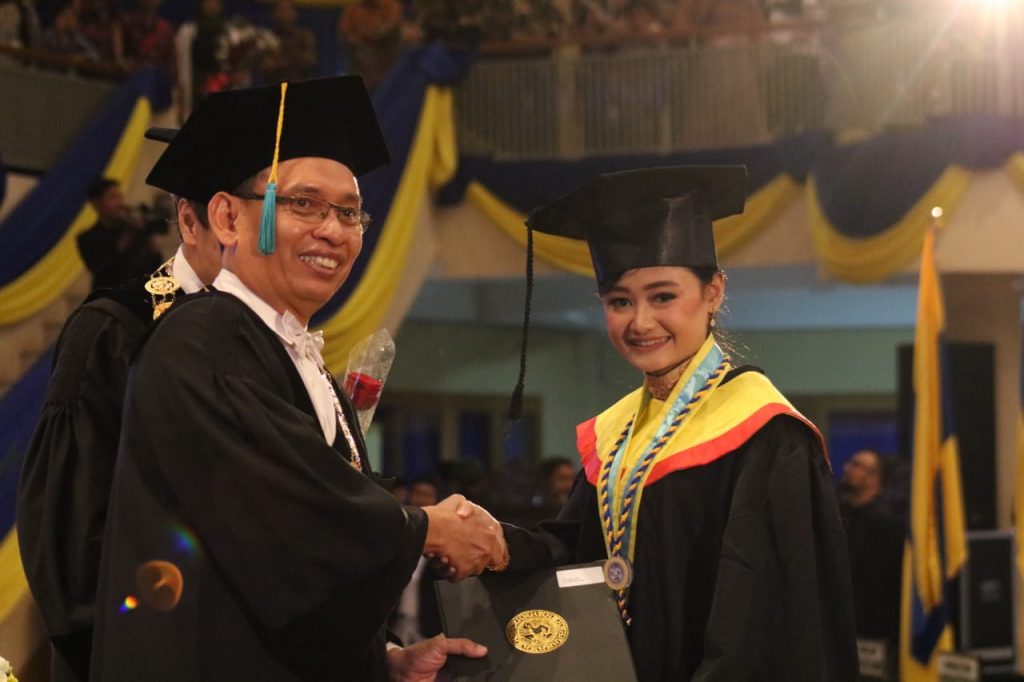 Dulu Terjaring Satpol PP Saat Jadi Pengamen, Kini Noviana Jadi Wisudawan Terbaik Universitas Airlangga