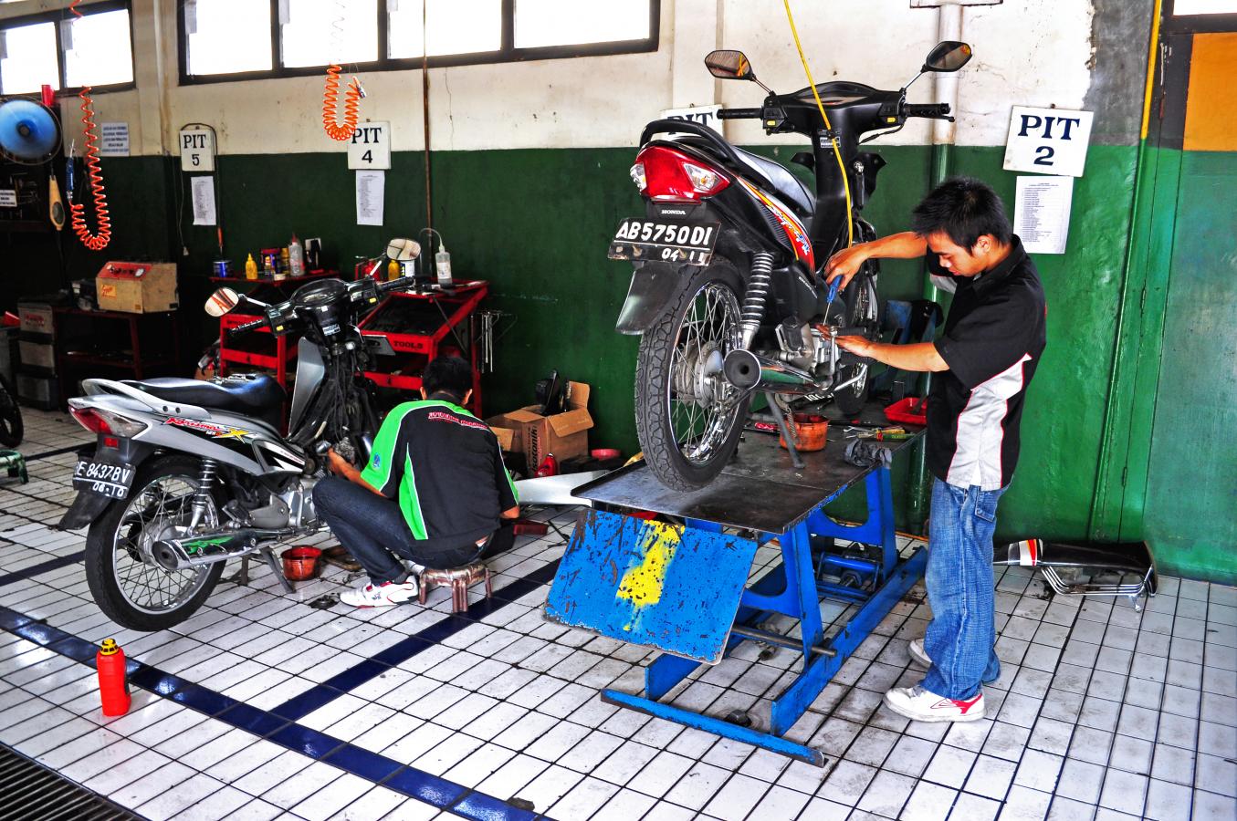 5 Trik Agar Nggak Kena Tipu Montir Nakal Saat Servis Motor. Cewek-cewek Sering Jadi Korban