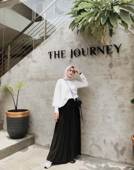 ootd rok plisket hitam