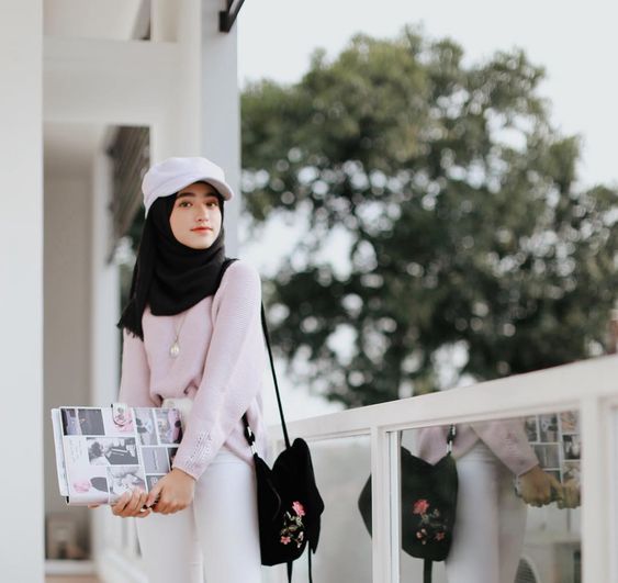 Kece dan Unik, Ini Penampilan 8 Hijabers yang Percaya Diri dengan Topinya