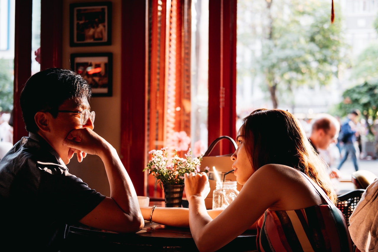 10 Hal Ini Membuktikan Bahwa Kalian Pasangan Bahagia, Meski Nggak Melulu Mesra