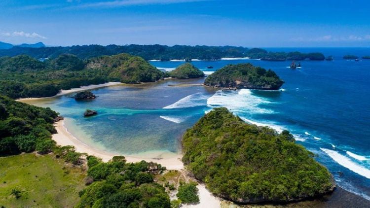 5 Pantai dengan Panorama Menakjubkan di Malang. Ada yang Mirip Raja Ampat dan Tanah Lot Versi Low Budget loh!